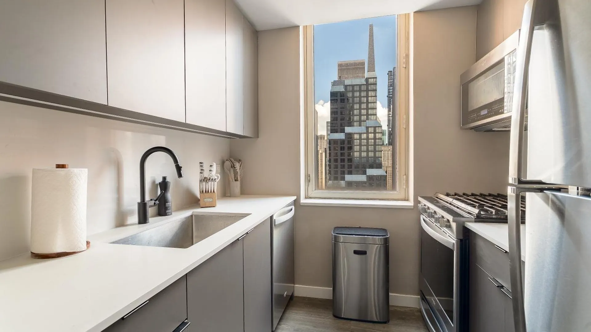 Chic Nyc Stay Steps From Times Square With 2 Bedroom ニューヨーク 米国