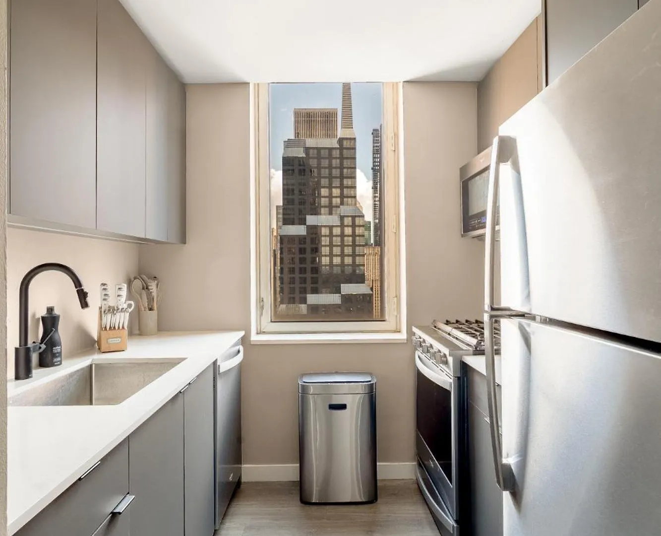 アパート Chic Nyc Stay Steps From Times Square With 2 Bedroom ニューヨーク